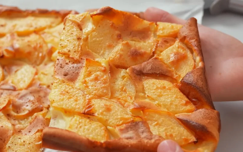 Румяный заливной яблочный пирог, посыпанный корицей и сахарной пудрой