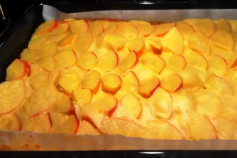 Яблоки залитые тестом в духовке