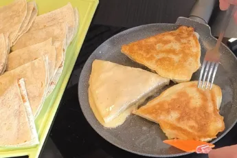 Золотистые конвертики из лаваша в пышном кляре, обжаренные на сковороде