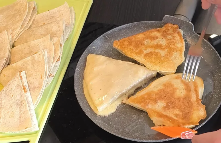 Золотистые конвертики из лаваша в пышном кляре, обжаренные на сковороде