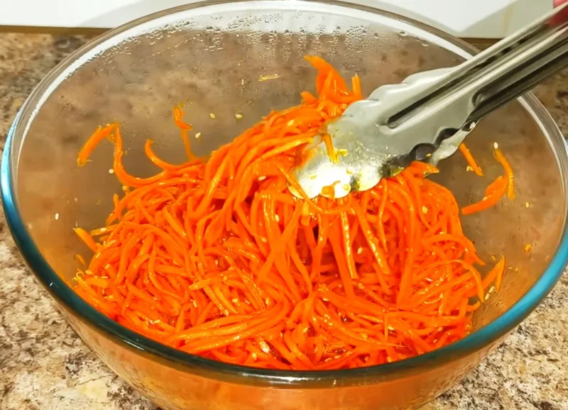 Яркая оранжевая морковь по-корейски