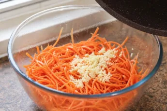 Яркая оранжевая морковь по-корейски