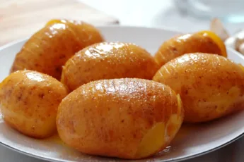 Картофель с небольшими разрезами. Подготовка к выпеканию