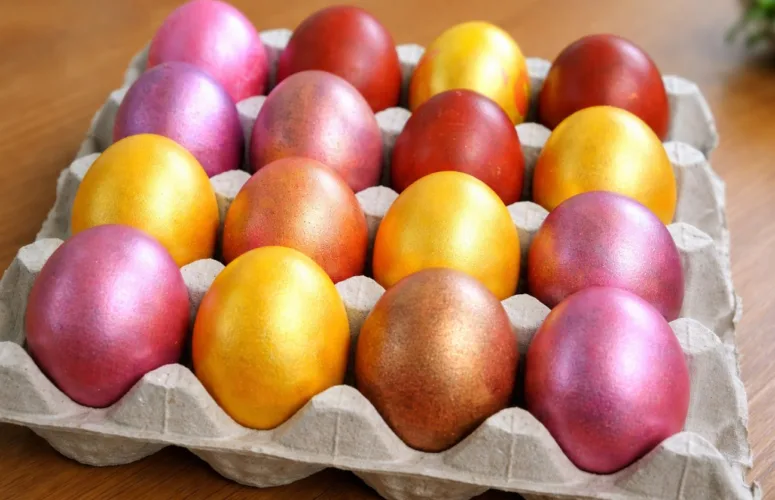 Пасхальные яйца окрашенные луковой шелухой и куркумой
