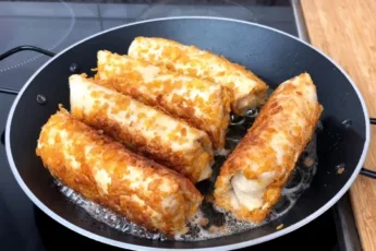 Золотистые рулетики из лаваша в хрустящей панировке с тягучим сыром и куриным филе внутри