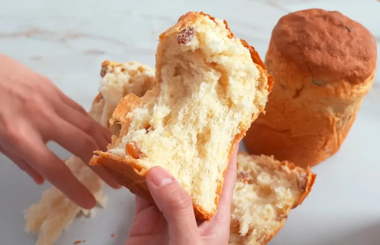 Разлом нежного пасхального кулича на заварной муке, видна пористая структура мякиша