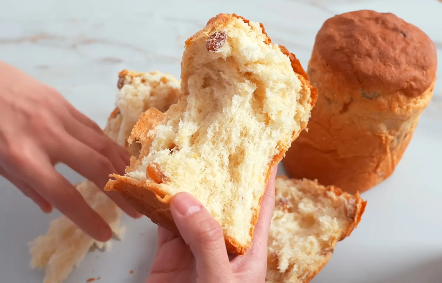 Разлом нежного пасхального кулича на заварной муке, видна пористая структура мякиша