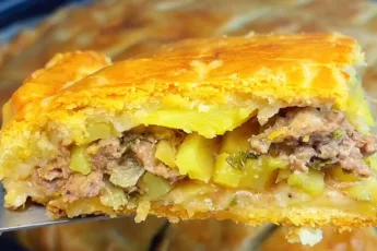 Большой золотистый пирог с мясом и картошкой