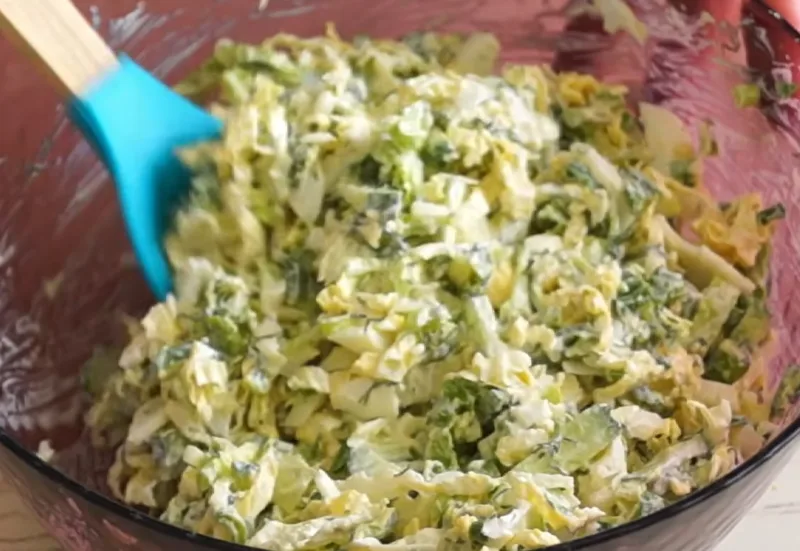 Замешиваем яркий зеленый салат из пекинской капусты, огурцов и зелени, 
