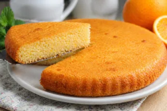 Пышный золотистый апельсиновый манник в разрезе