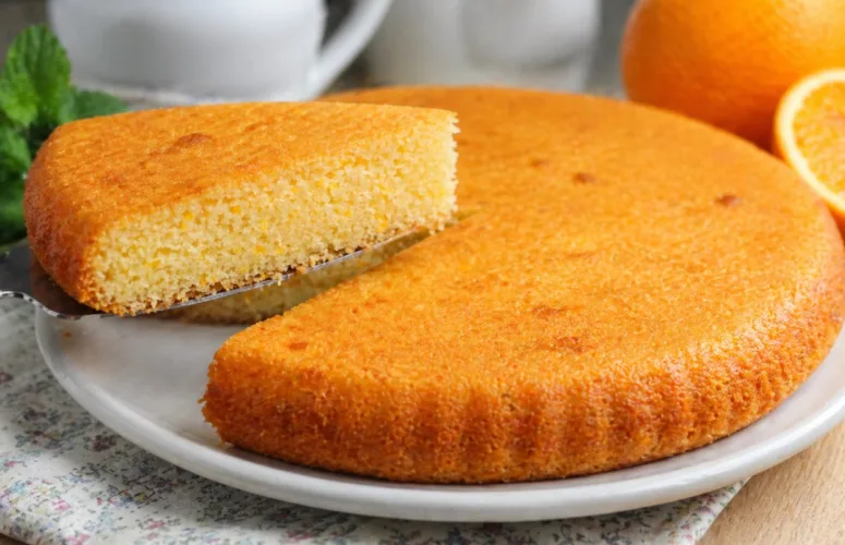 Пышный золотистый апельсиновый манник в разрезе