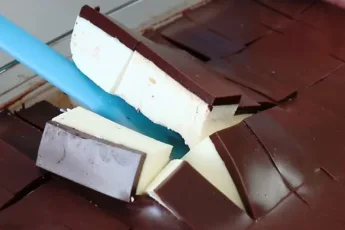 Творожный десерт под слоем темной глазури