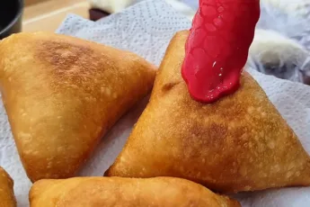 Жареные пирожки с луком и яйцом