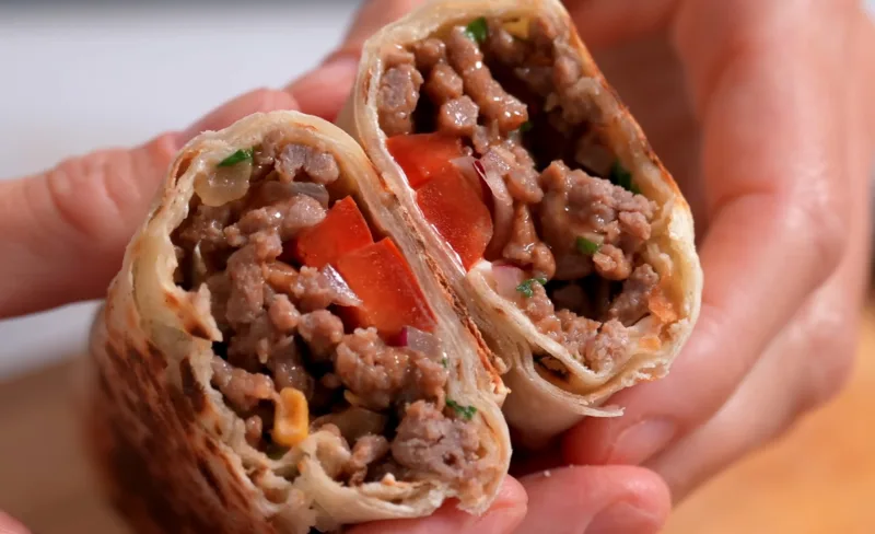 Поджаренная на гриле домашняя шаурма с фаршем, кукурузой и болгарским перцем в разрезе