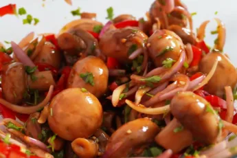 Домашние маринованные шампиньоны с красным луком, зеленью и болгарским перцем