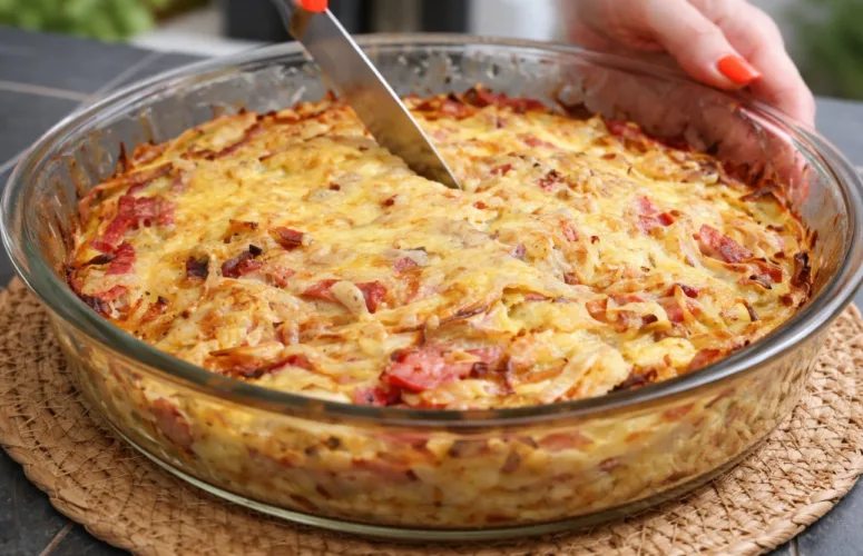 Форма с запеканкой из капусты, покрытой румяной сырной корочкой