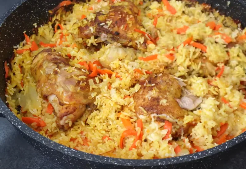 Куриные бедра с золотистым рисом, морковью и чесноком