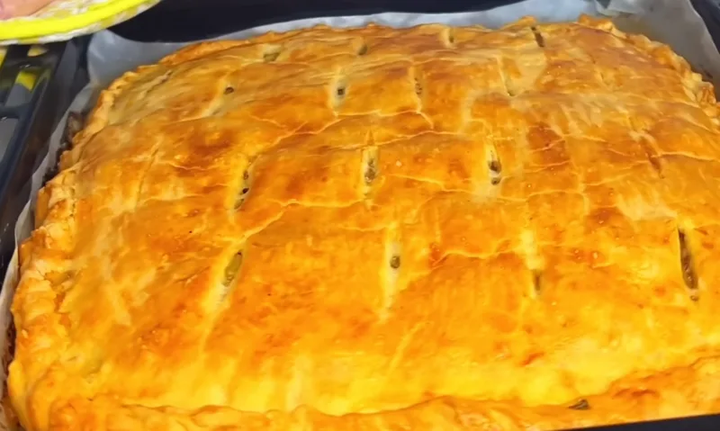 Большой золотистый пирог с мясом и картошкой в форме для запекания
