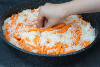 Куриные бедра с рисом, морковью и чесноком в форме для запекания