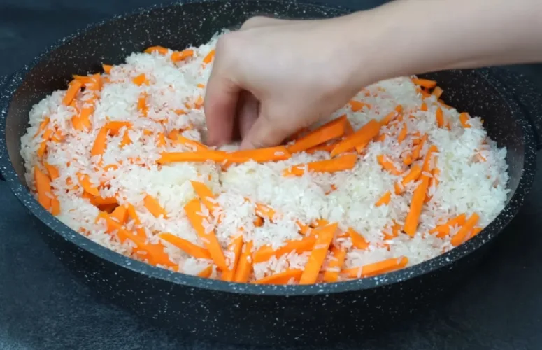 Куриные бедра с рисом, морковью и чесноком в форме для запекания