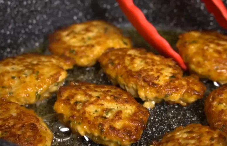 Пышные золотистые ленивые пирожки с куриным фаршем и зеленью