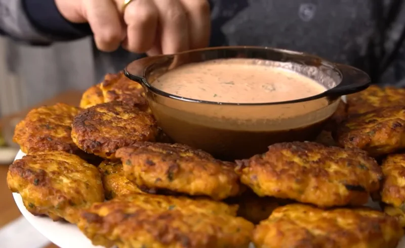 Золотистые ленивые пирожки с куриным фаршем и зеленью, поданные с чесночным соусом