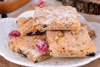 Домашнее печенье Мазурка, нарезанное ромбиками, с кусочками грецкого ореха и изюмом