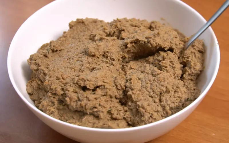 Тарелка с нежным печеночным паштетом