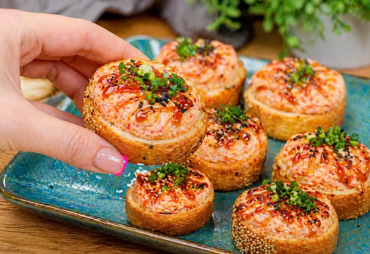 Запеченные японские бутерброды на багете с крабовой начинкой, политые соусом терияки и посыпанные кунжутом