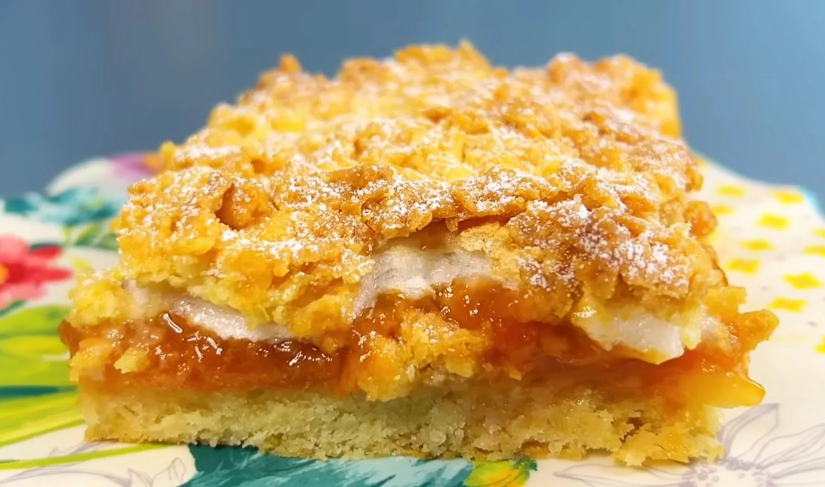 Пышный прямоугольный пирог Каракум с хрустящей золотистой крошкой и прослойкой из безе в разрезе