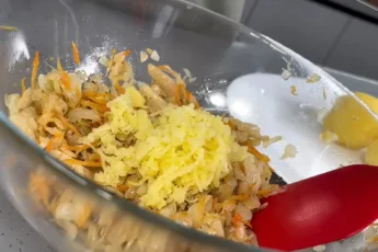 Замешиваем фарш для приготовления картофельных котлет с квашеной капустой