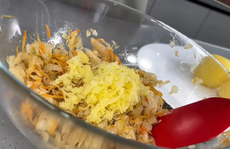 Замешиваем фарш для приготовления картофельных котлет с квашеной капустой