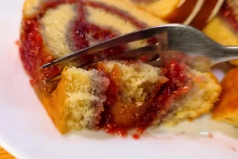 Кусочек вкусного и сочного рулета