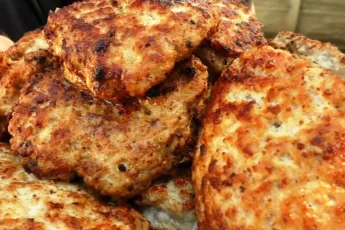 Пышные румяные мясные оладьи, обжаренные на сковороде,