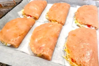 Приготовление диетических мясных конвертиков из куриного фарша в духовке