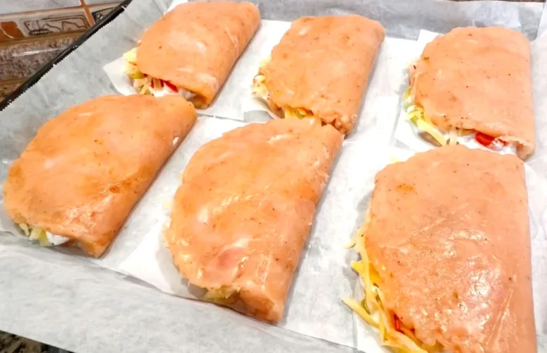 Приготовление диетических мясных конвертиков из куриного фарша в духовке