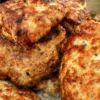 Пышные румяные мясные оладьи, обжаренные на сковороде,