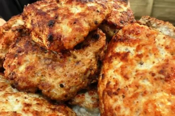 Пышные румяные мясные оладьи, обжаренные на сковороде,