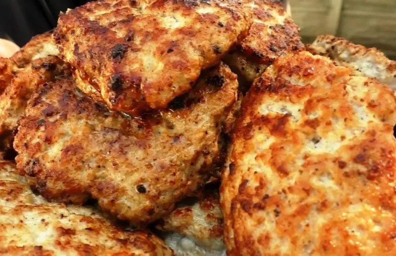 Пышные румяные мясные оладьи, обжаренные на сковороде,