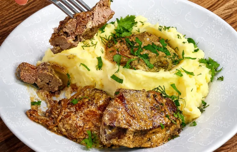 Аппетитные кусочки обжаренной говяжьей печени с картофельным пюре
