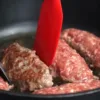 Румяные жареные колбаски мититеи на сковороде