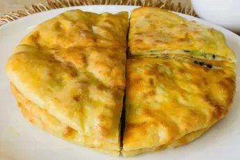 Пышные круглые картофельные лепешки, смазанные растопленным маслом