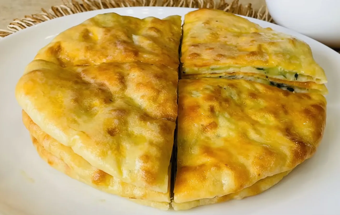 Пышные круглые картофельные лепешки, смазанные растопленным маслом