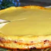 Творожная запеканка с малиной и сметанной заливкой в круглой форме на столе
