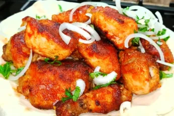 Золотистые жареные куриные ножки, покрытые блестящим соусом