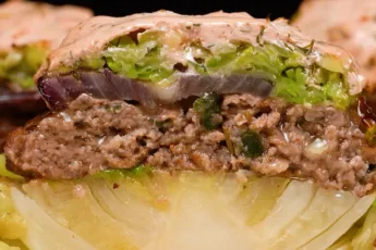 Запеченные круги капусты с сочным фаршем, кольцами лука и румяной соусной корочкой в разрезе