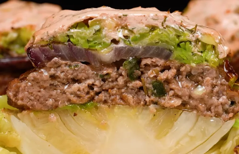 Запеченные круги капусты с сочным фаршем, кольцами лука и румяной соусной корочкой в разрезе