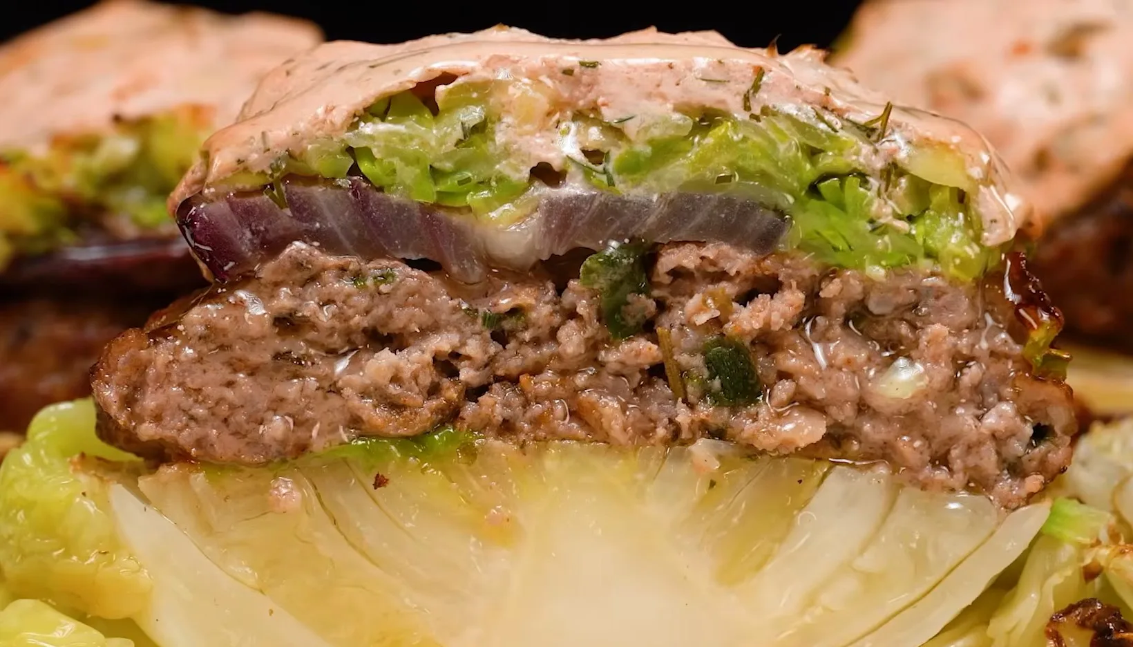 Запеченные круги капусты с сочным фаршем, кольцами лука и румяной соусной корочкой в разрезе
