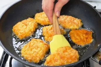 Готовим оладьи из яблока и моркови