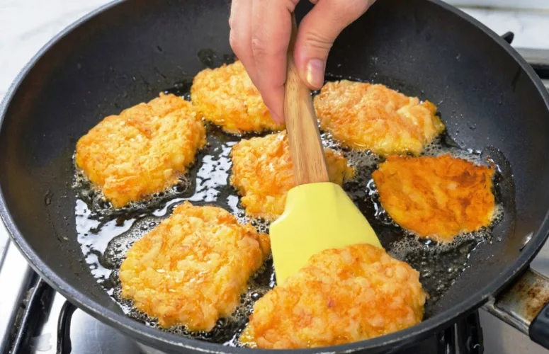 Готовим оладьи из яблока и моркови